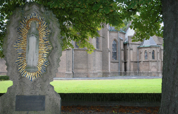 Afb.6. Beeld van Maria Onbevlekt Ontvangen in Pannerden met eronder de naamplaat van Pierre Cuypers jr. en op de achtergrond de Martinuskerk (foto Hein Janssens).